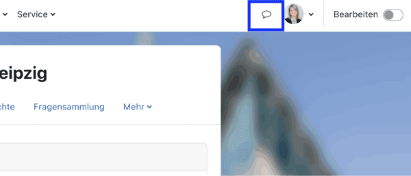 Ausschnitt der Moodle-Startseite mit blau umrandetem Sprechblasen-Icon 'Mitteilungen' oben rechts.