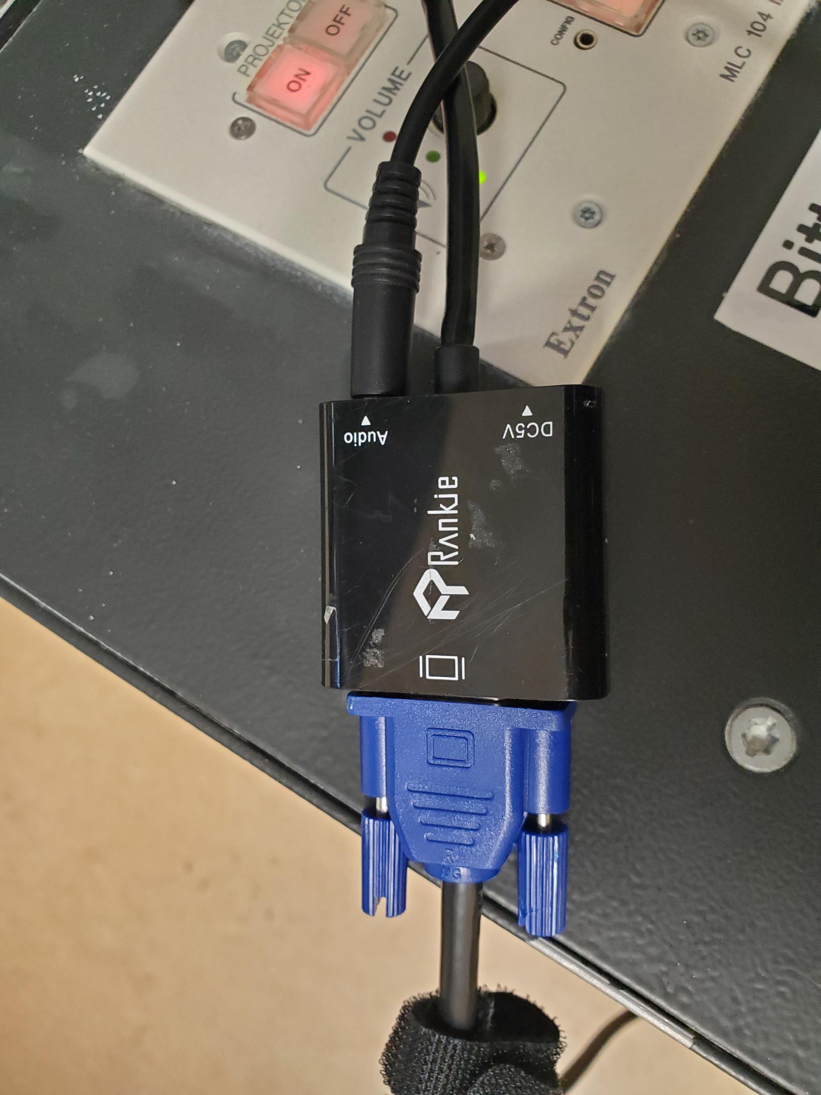 mit Kabeln verbundener HDMI-auf-VGA-Adapter