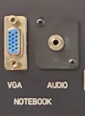 VGA-und Audioanschluss im Anschlussfeld des Medienracks.jpg