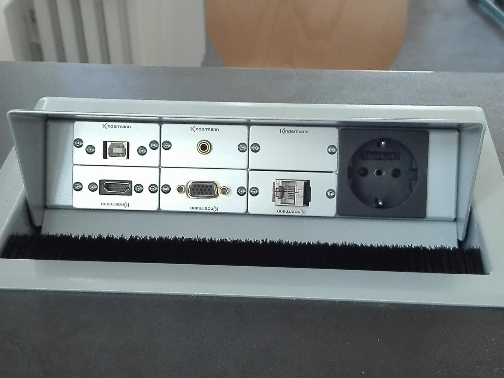 Anschlussfeld mit HDMI-, VGA-, 3,5mm-Audio- und Netzwerkanschluss