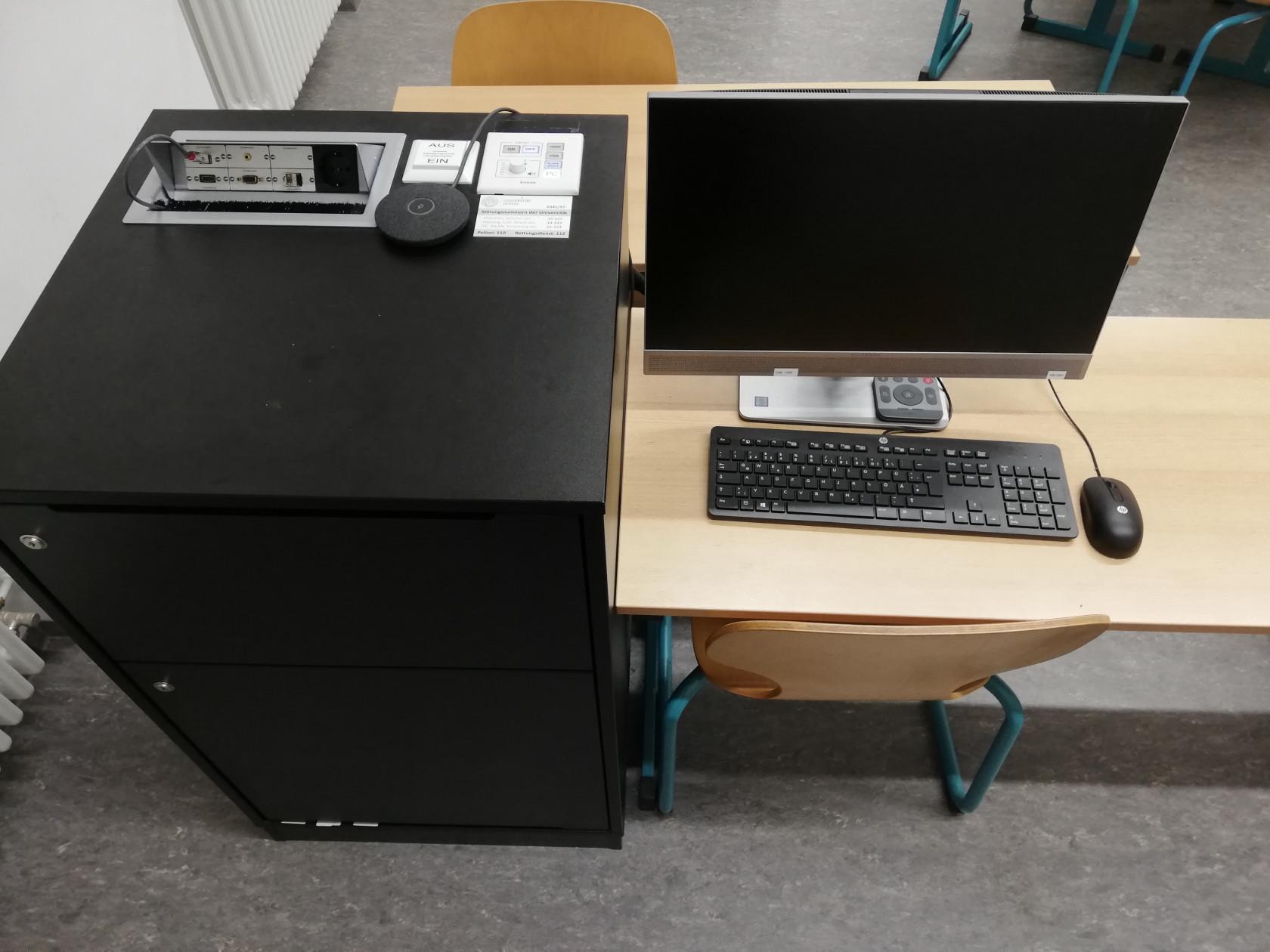 Anschlussfeld und Uni-PC mit Tastatur und Maus