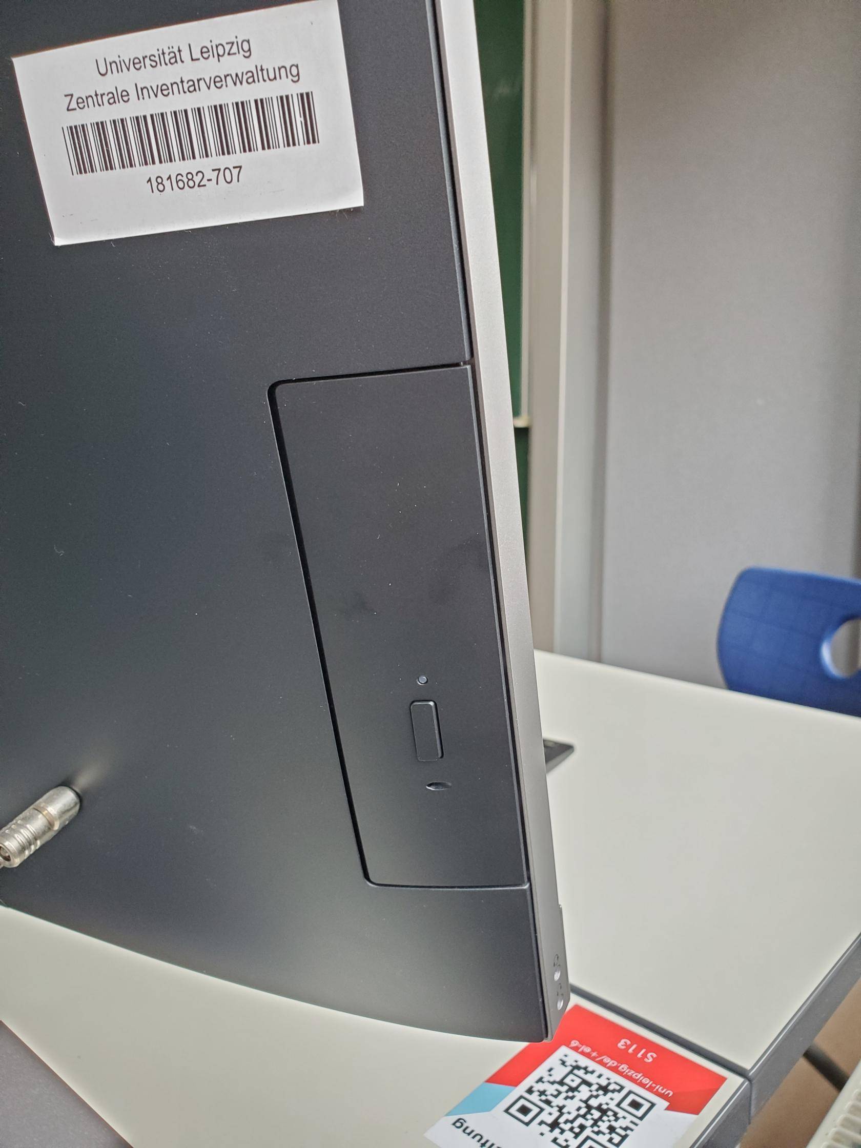 Nahaufnahme Rückseite Uni-PC mit Druckknopf zum Öffnen des DVD-Laufwerks