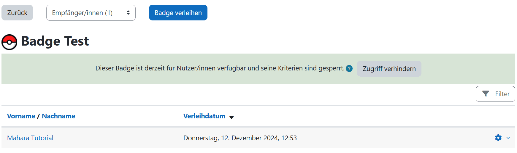 Übersichtsseite eines erstellten Badges mit ausgewähltem Dropdown-Menüpunkt 'Empfänger/innen'.