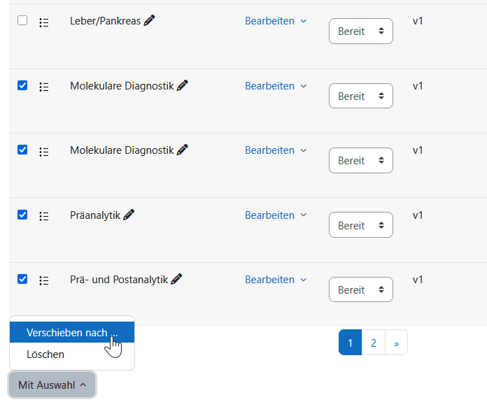 Screenshot des unteren Bereiches der Seite der vorherigen Screenshots. Die Fragen der Kategorie sind tabellarisch aufgelistet. In der ersten Spalte jeder Frage ist die Auswahlmöglichkeit durch eine Checkbox-Feld möglich. Mehrere Fragen sind ausgewählt. Im Unteren Bereich ist das Dropdown-Menü "Mit Auswahl" geöffnet und darin der Button "Verschieben nach ..." hervorgehoben.