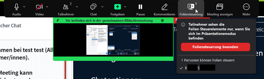 Screenshot der Zoom-Symbolleiste bei einer laufenden geteilten PowerPoint-Präsentation. durch die aktivierte Foliensteuerung erscheint zwischen den Buttons "Audio", "Video", "Teilnehmer", "Chat", "Freigeben", "Pause", "Kommentieren" und "Meeting anzeigen", "Mehr" der Button "Foliensteuerung". Durch diesen ist ein Menü geöffnet indem Teilnehmern die Steuerung übertragen werden kann.