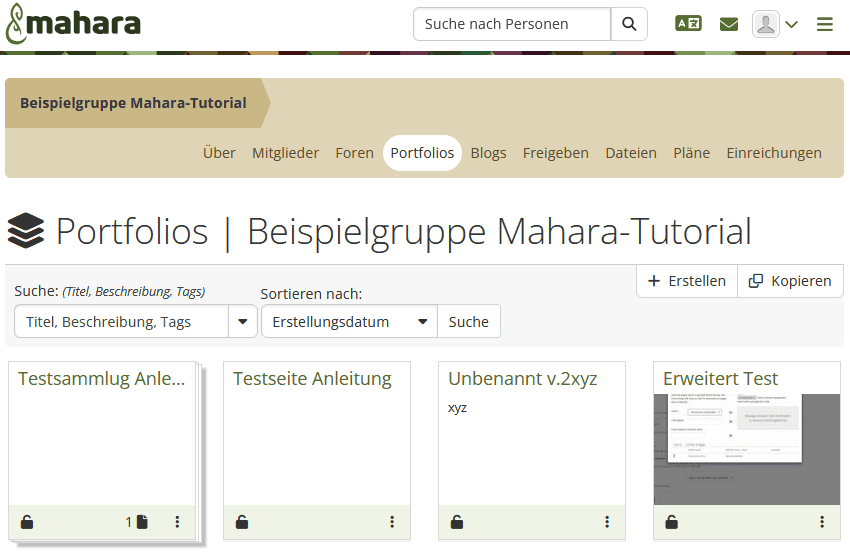 Screenshot der Gruppe "Beispielgruppe" bei ausgewählter Seite "Portfolios" in der Tableiste im oberen Bereich. Unter der Überschrift folgen im rechten Bereich die Buttons "Erstellen" und "Kopieren", darunter Eingabefelder "Suche" und "Sortieren nach" und der Button "Suche". Darunter in Kacheln die Portfolios der Gruppe aufgelistet. Durch Klick auf den Namen kann der entsprechende Portfolio geöffnet werden. Im unteren rechten Bereich jeder Kachel der Button "Weitere Optionen".