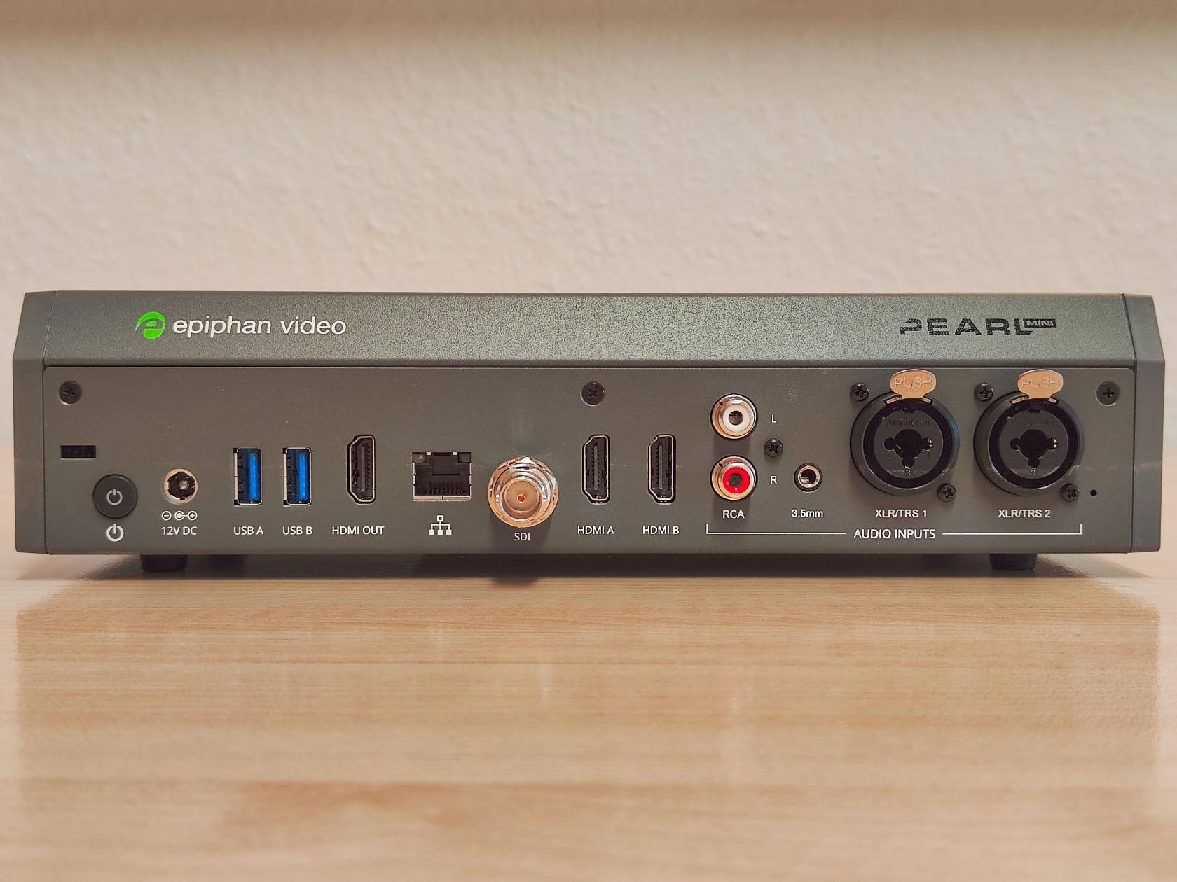 Rückansicht des Gerätes mit Anschlüssen für (von links nach rechts): Ein-/Ausschalter, 12-V-Stromversorgung, USB A, USB B, HDMI out, Netzwerk, SDI, HDMI A, HDMI B, Chinch L+R, 3,5 mm Klinke, zwei Combo-Ports (XLR/6,3 mm Klinke)