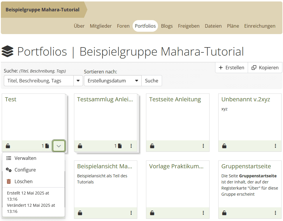 Screenshot der Gruppe "Beispielgruppe" bei ausgewählter Seite "Portfolios" in der Tableiste im oberen Bereich. Unter der Überschrift folgen im rechten Bereich die Buttons "Erstellen" und "Kopieren", darunter Eingabefelder "Suche" und "Sortieren nach" und der Button "Suche". Darunter in Kacheln die Portfolios der Gruppe aufgelistet. Durch Klick auf den Namen kann der entsprechende Portfolio geöffnet werden. Im unteren rechten Bereich jeder Kachel der Button "Weitere Optionen", der ein Menü mit den Optionen "Verwalten", "Configure" und "Löschen" zum jeweiligen Objekt öffnet.