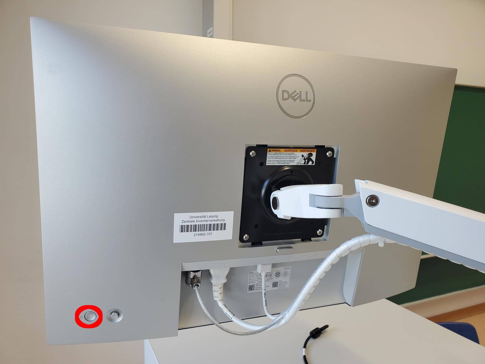 Rückseite des Monitors. Der An/Aus-Schalter ist rot umrandet in der unteren linken Ecke. 