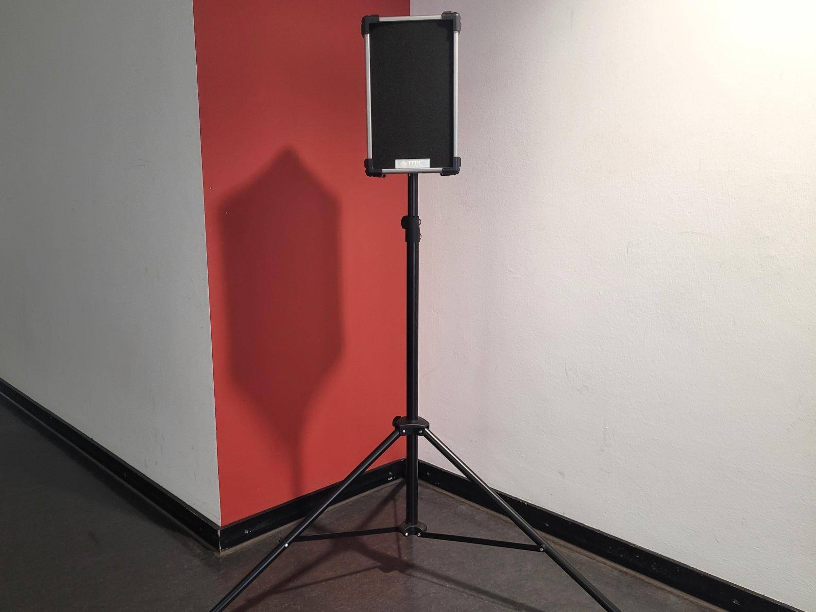 Lautsprecher ITEC AV BOX auf Stativ.jpg