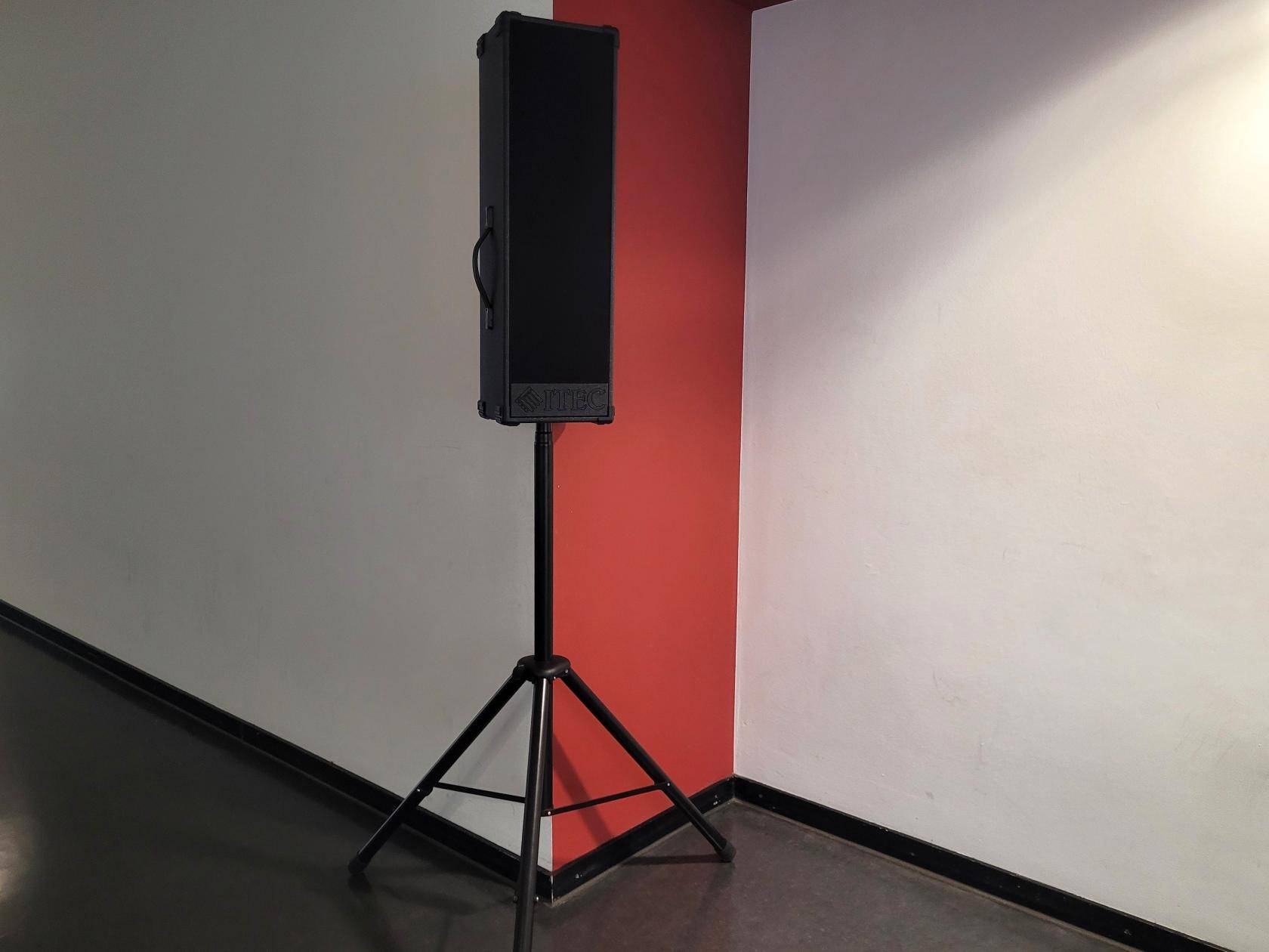 Lautsprecher ITEC ACTIVE BOX auf Stativ.jpg