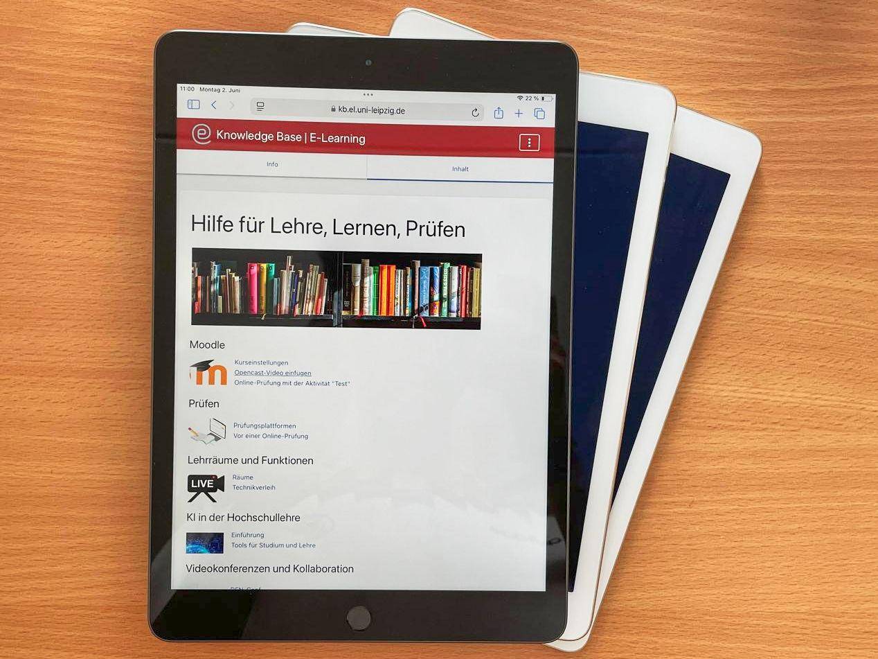 3 Ipads, das Vorderste mit angeschaltetem Display und geöffneter Startseite der Knowledge Base