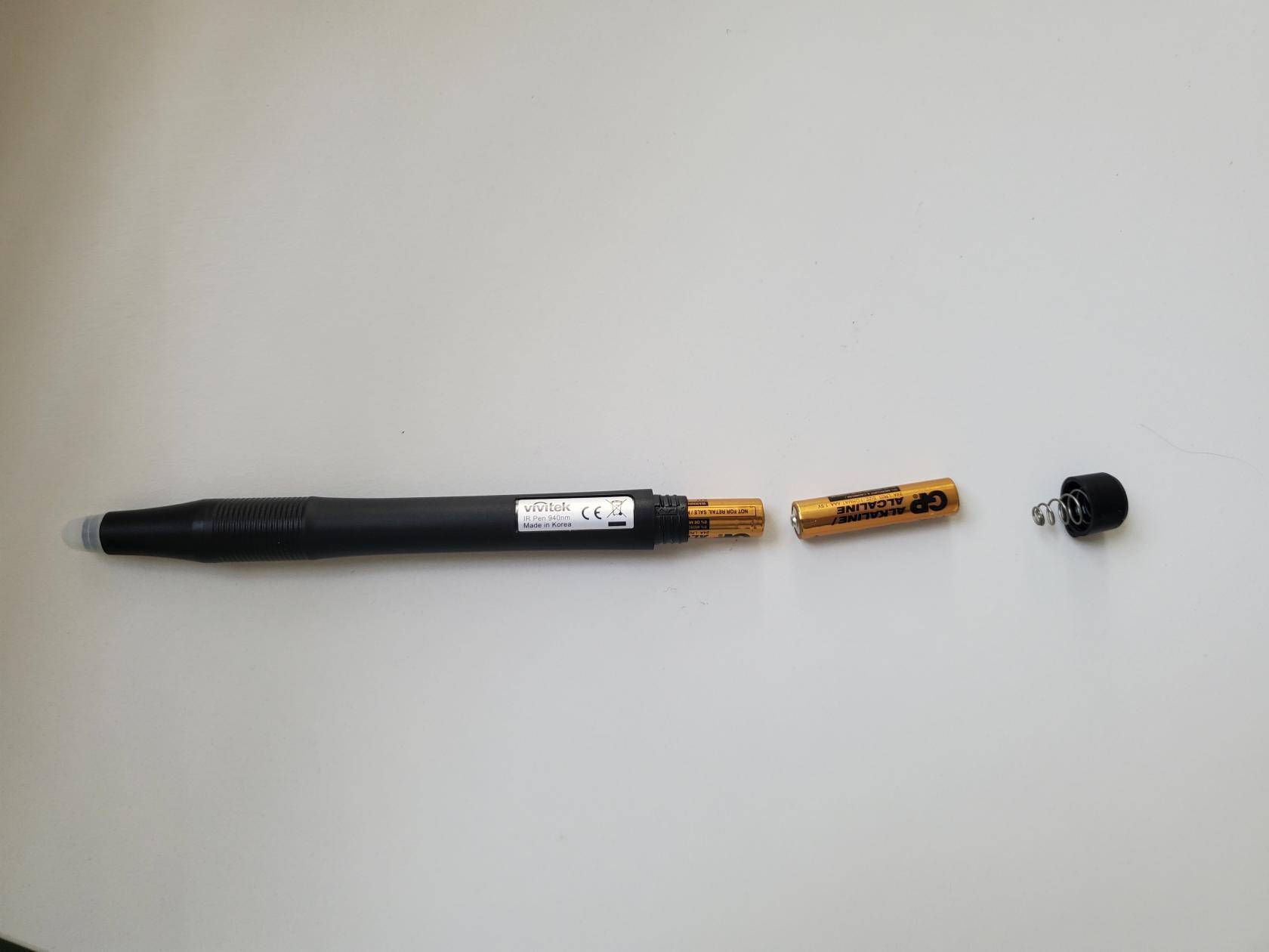 Vivitek-Eingabestift geöffnet. Zur Nutzung sind 2 AAA-Batterien erforderlich.