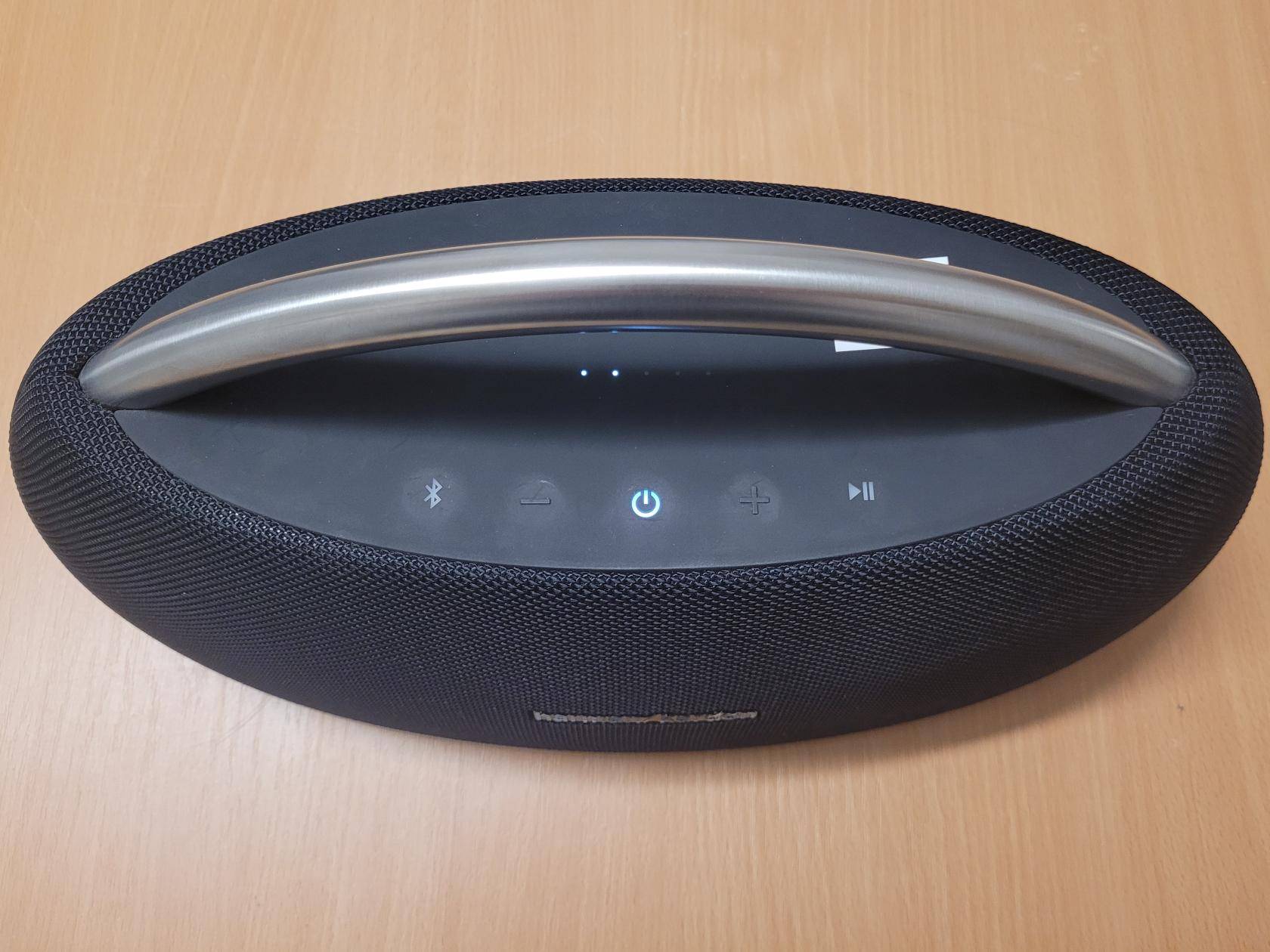 eingeschalteter Lautsprecher mit leuchtender LED-Anzeige