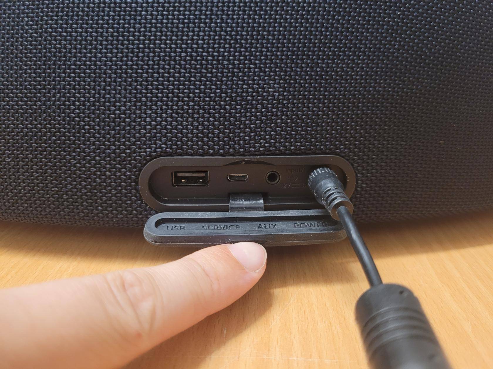 Rückseite des Lautsprechers mit angeschlossenem Netzteil