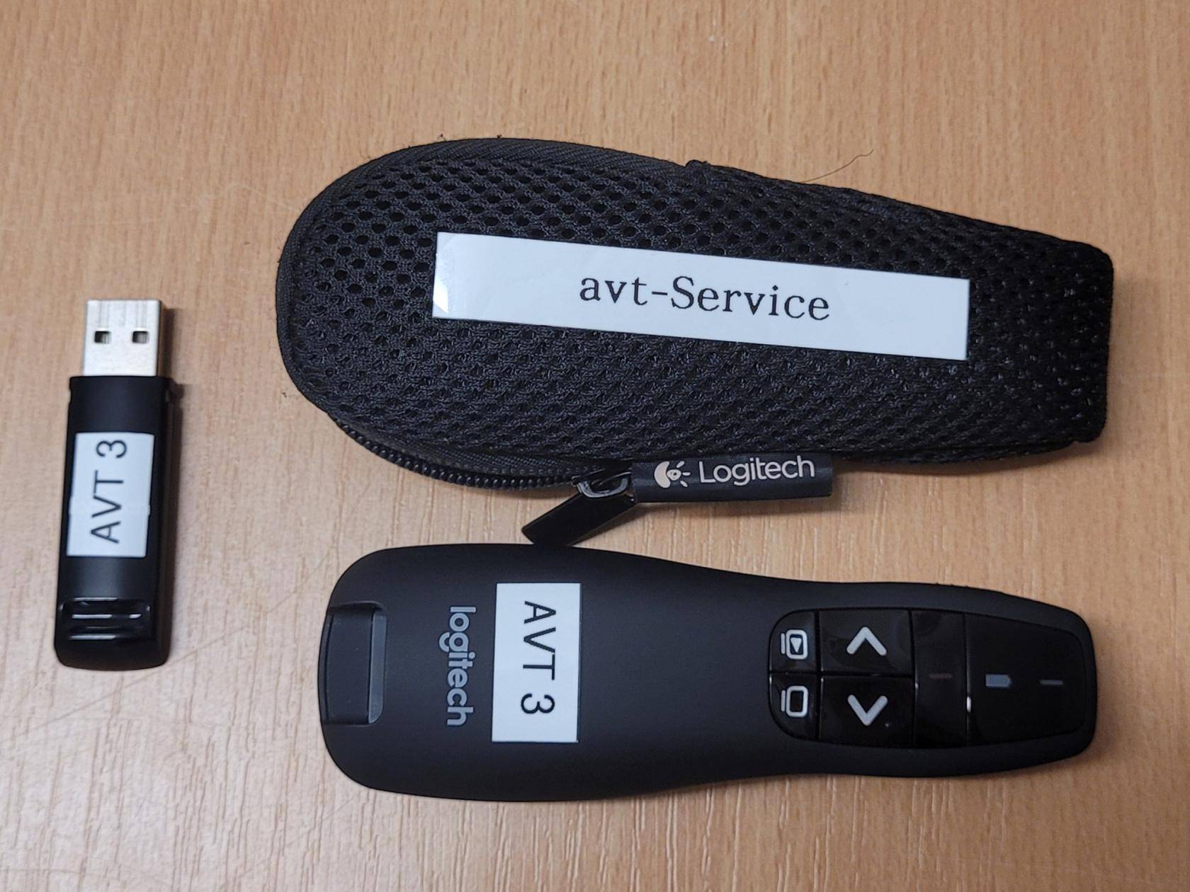 Bestandteile Presenter auf einem Tisch: Presenter, USB-Empfänger, Schutzhülle