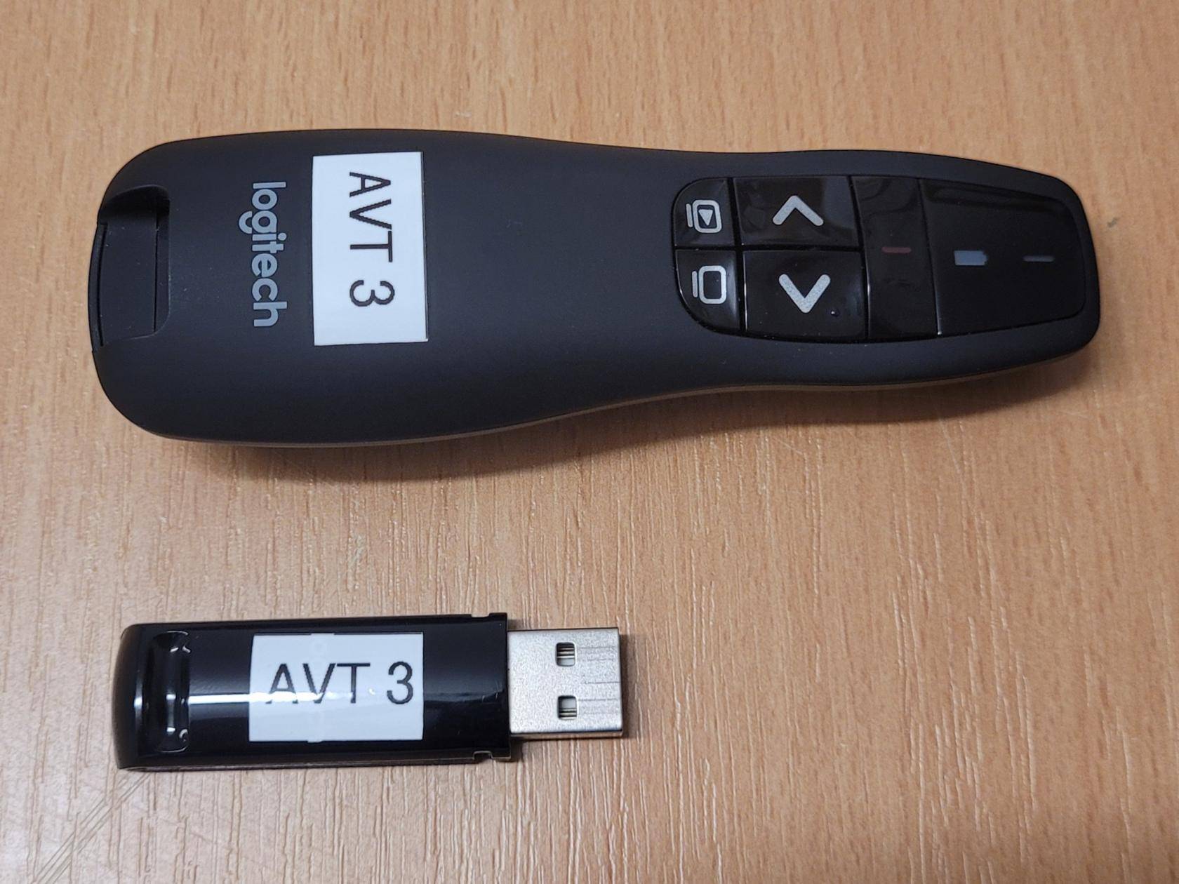 Presenter und USB-Empfänger nebeneinander auf Tisch