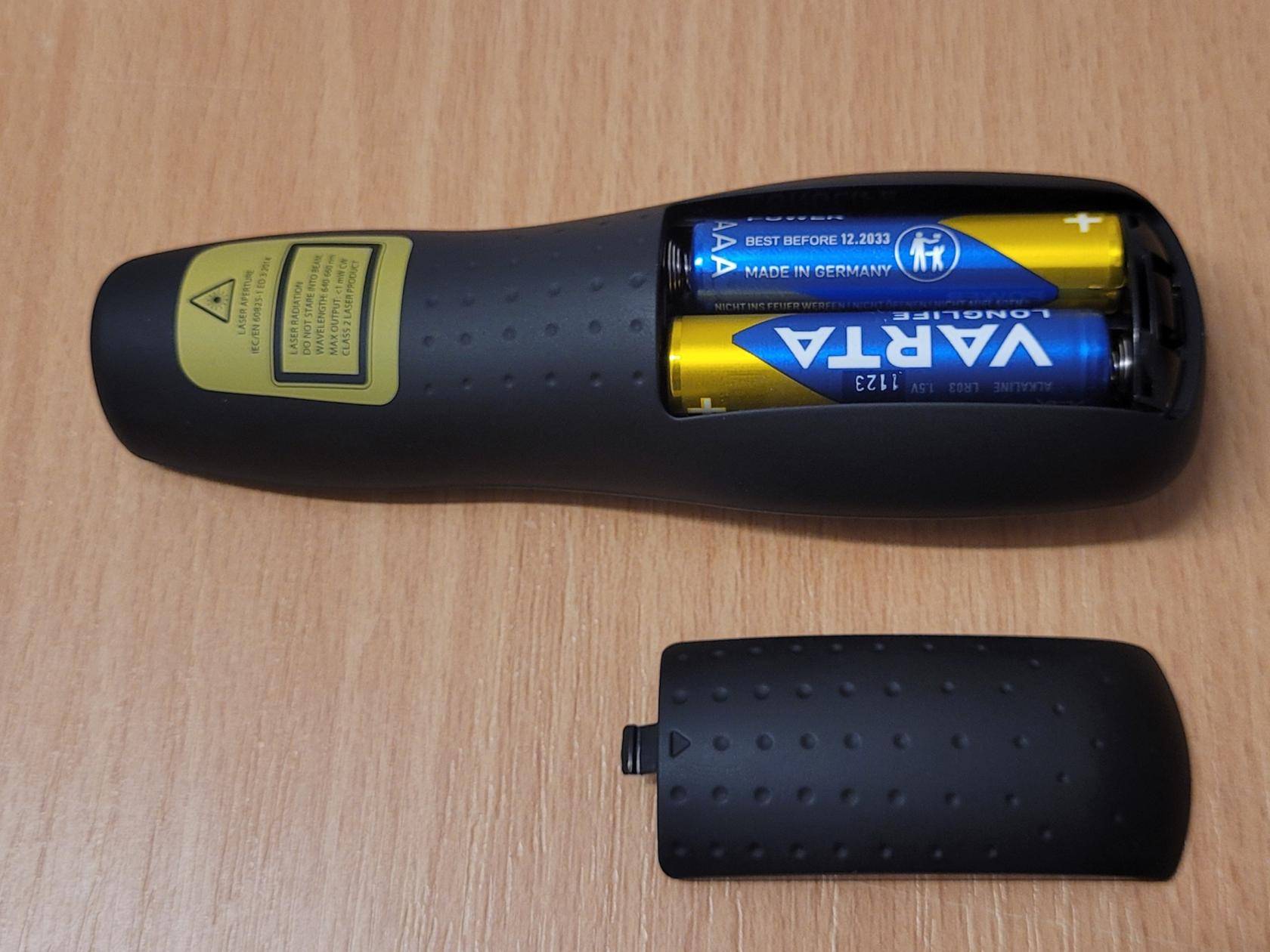 Presenter mit geöffnetem Batteriefach
