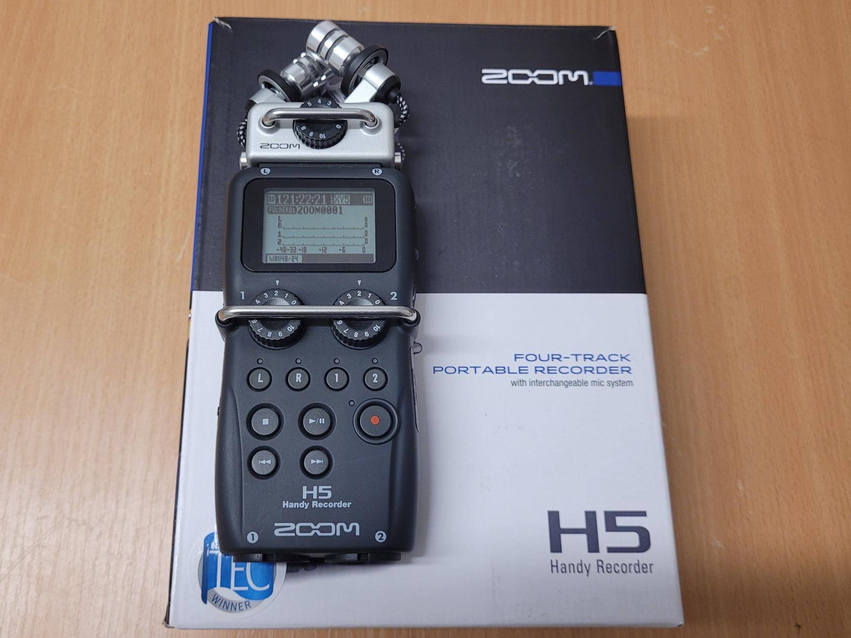 Zoom H5 Recorder liegend auf seinem Karton