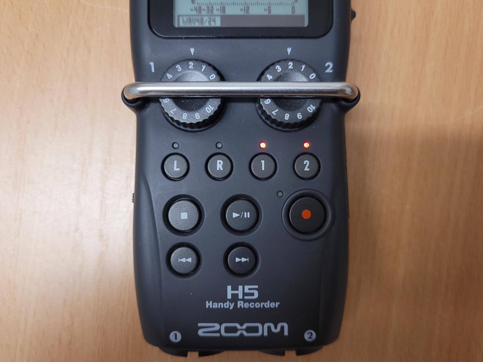 Vorderseite des Zoom H5 mit leuchtenden Audioeingängen 1 und 2