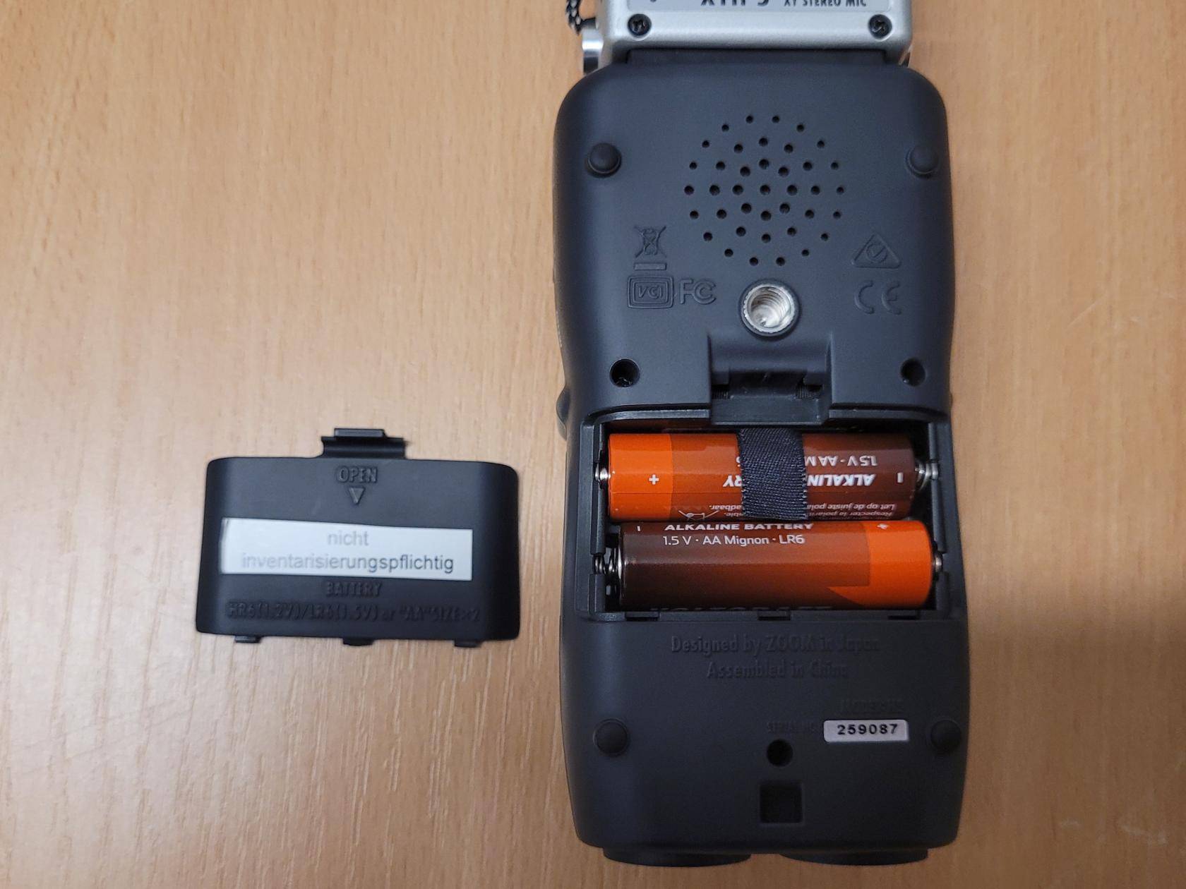 Rückseite des Audio Recorders mit geöffnetem Batteriefach