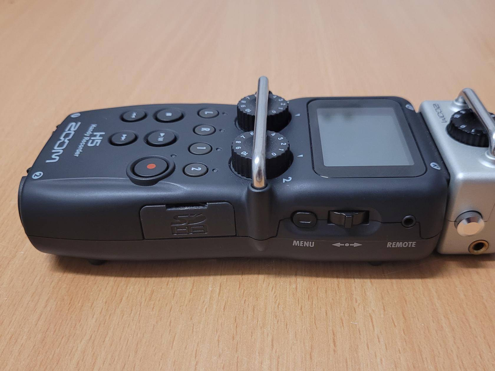 rechte Seite des Zoom H5 mit dem SD-Karten-Fach