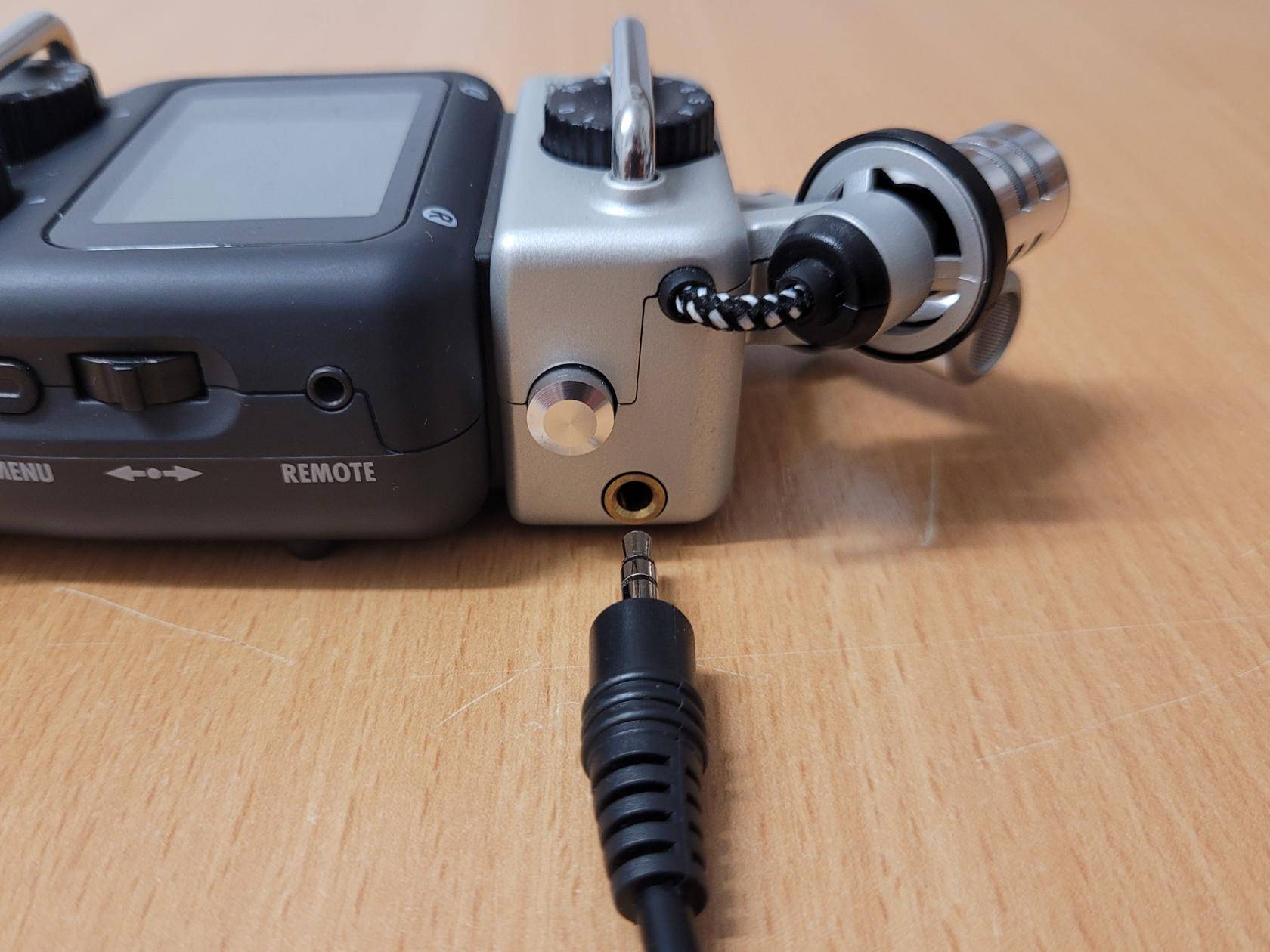 LINE IN auf der rechten Seite des Zoom H5 mit einem 3,5 mm Klinkenkabel 