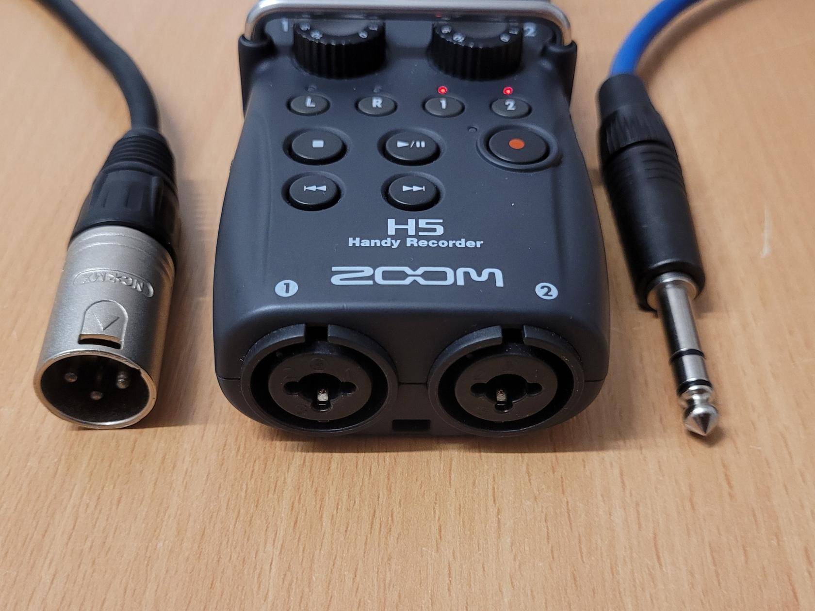 Kombianschlüsse am unteren Ende des Zoom H5: neben den Anschlüssen sind jeweils ein XLR und ein 6,3 mm Klinkenkabel