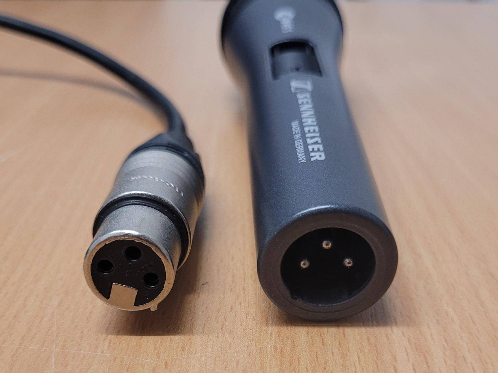 XLR Anschlüsse des Kabels und Mikrofons nebeneinander