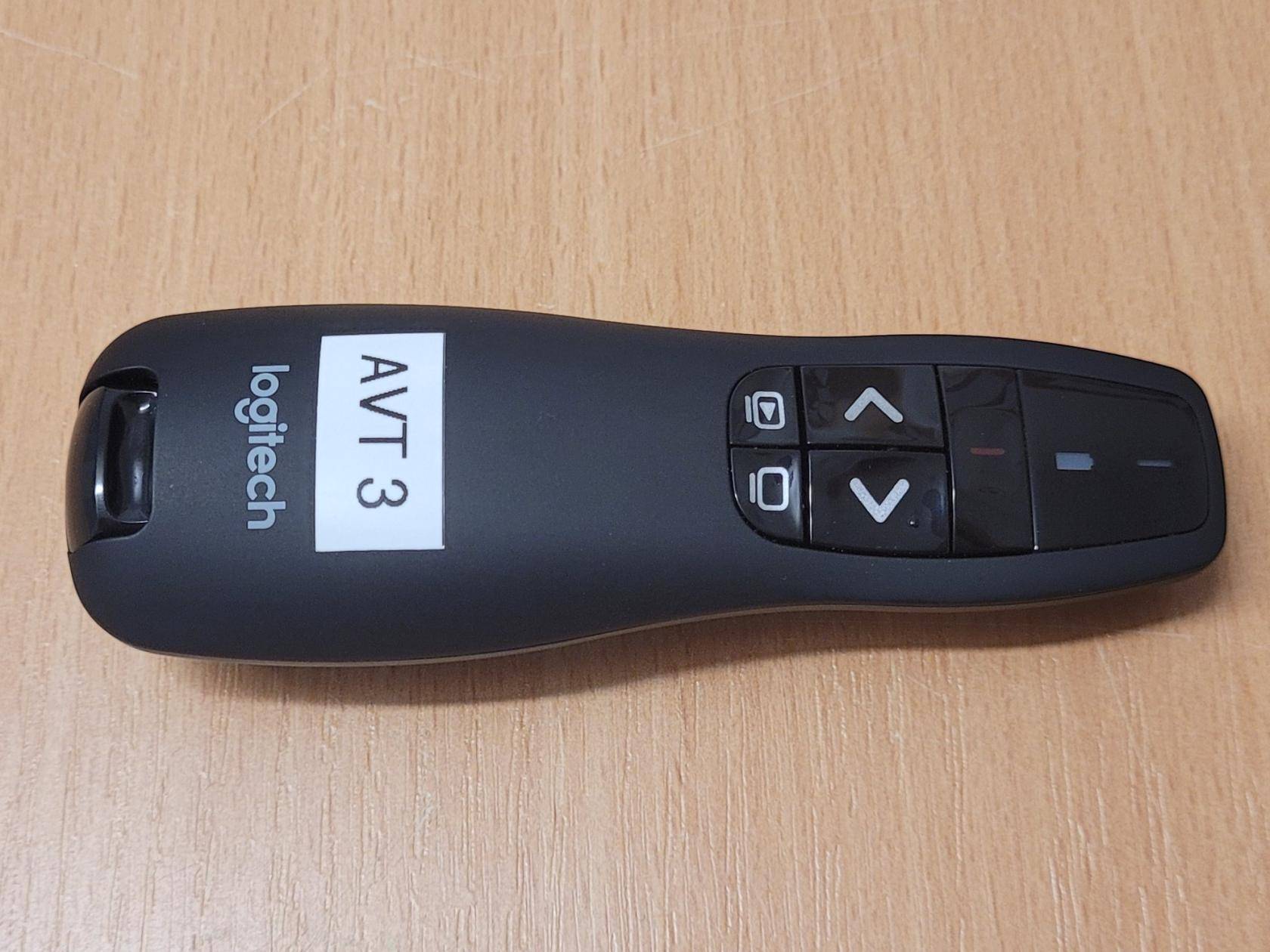 Logitech Presenter auf einem Tisch