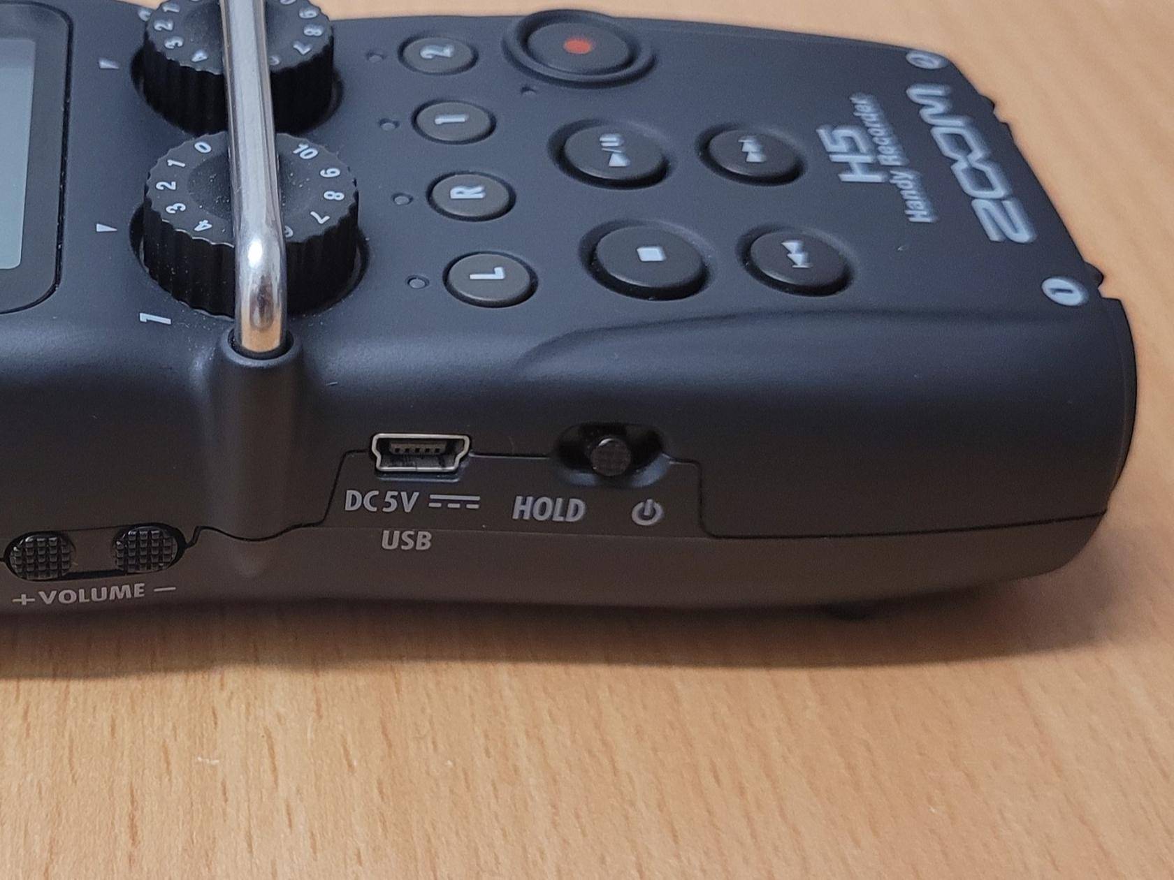 Linke Seite des Recorders mit diversen Anschlüssen und dem Power Knopf