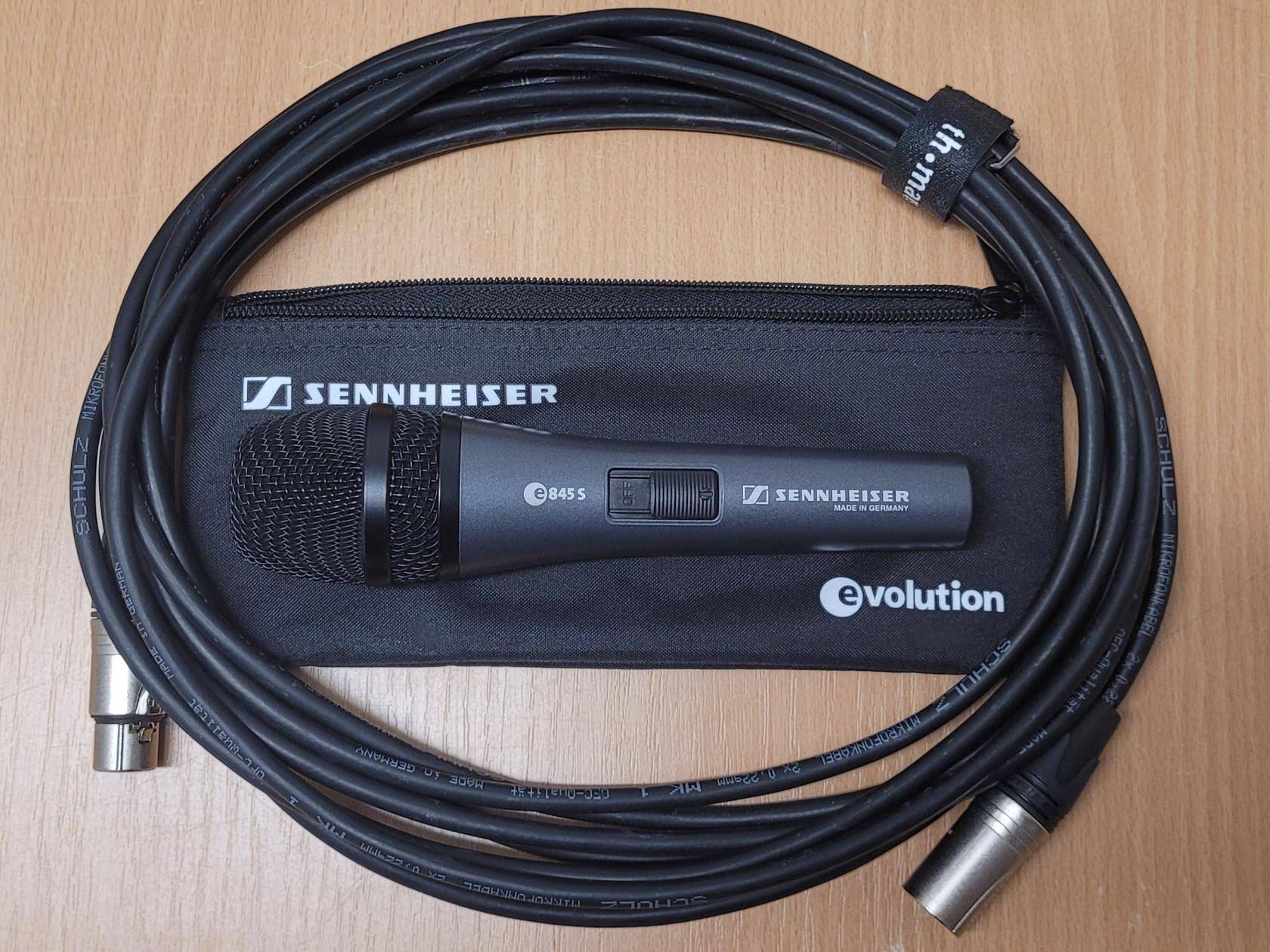 Handmikrofon mit Anschlusskabel und Tasche