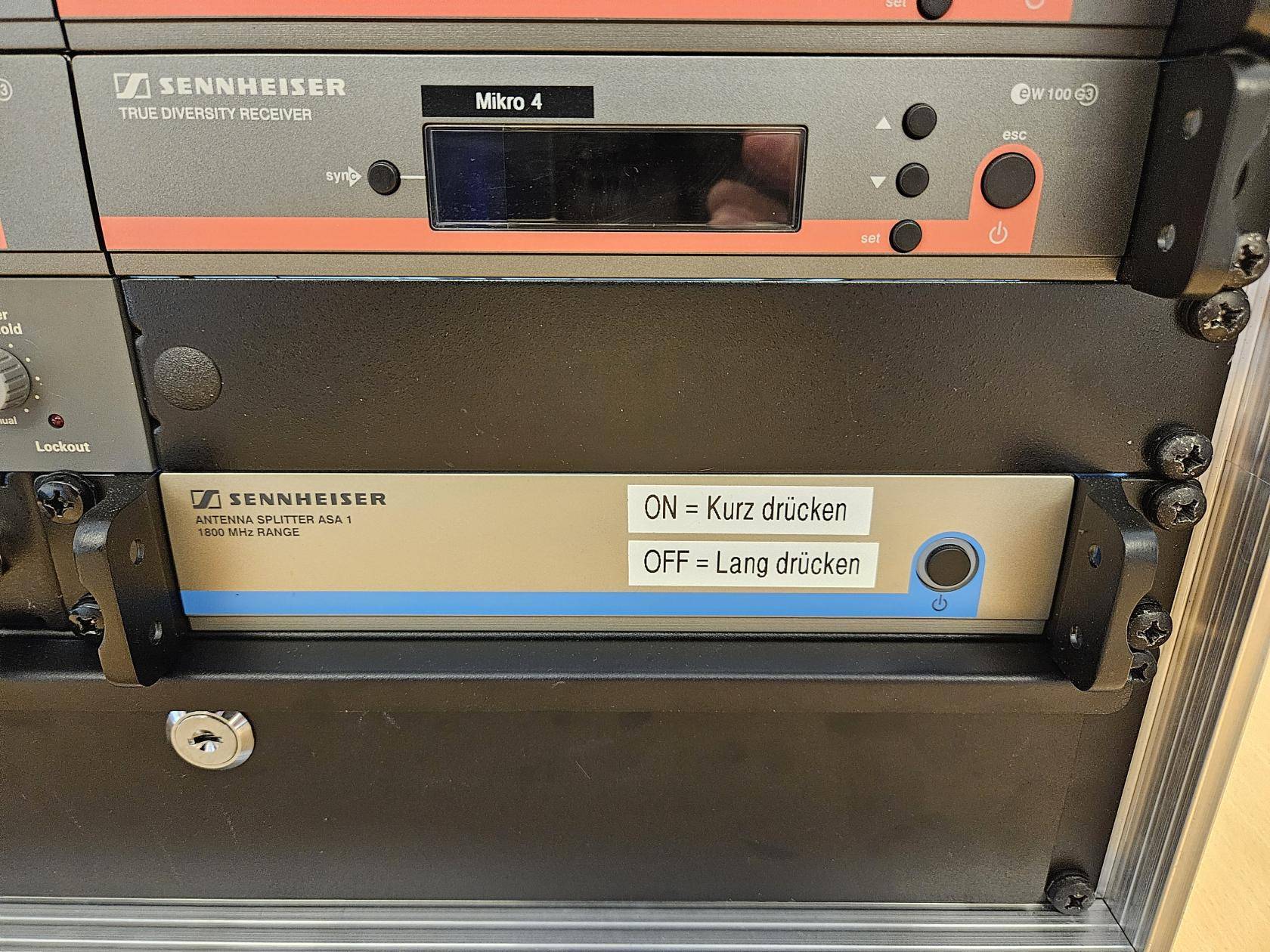 blauer On/Off Button rechts unten auf der Vorderseite des Racks