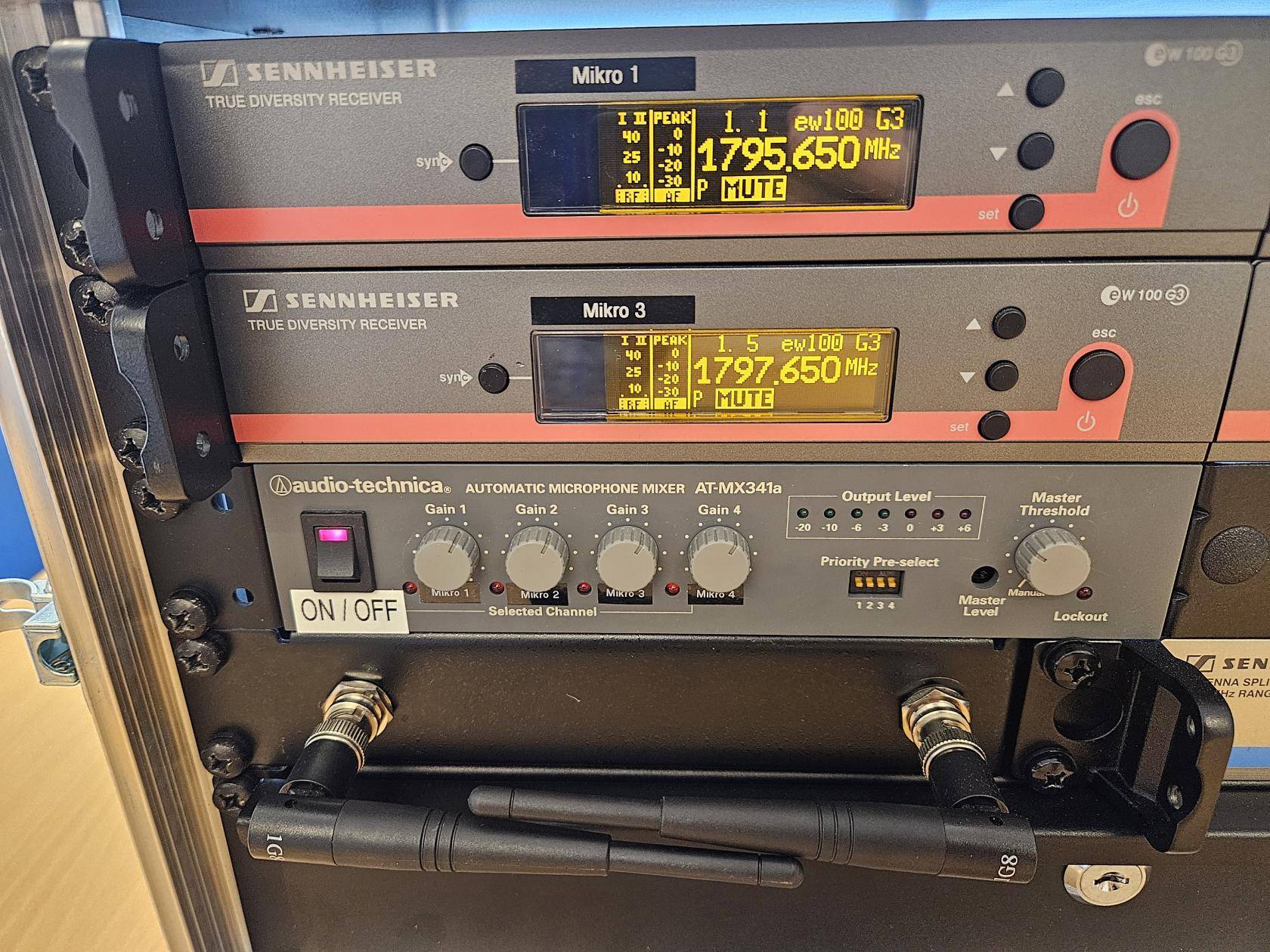 eingeschalteter Kippschalter auf der Vorderseite des Mikrofonracks