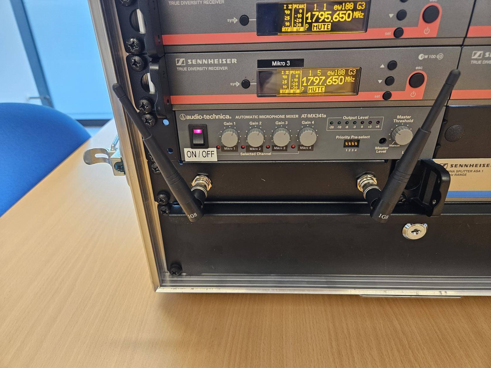 korrekt ausgerichtete Empfangsantennen des Mikrofonracks