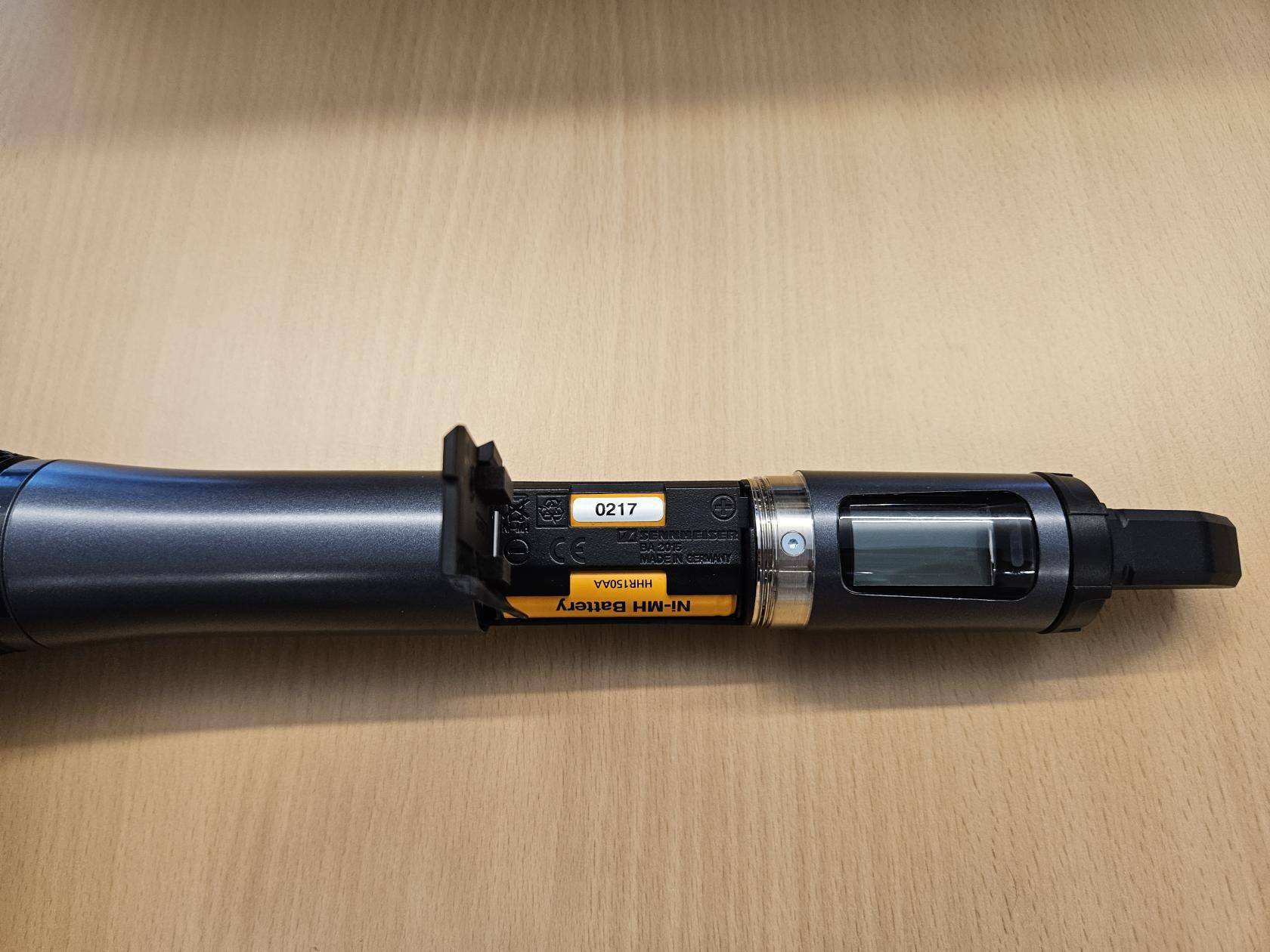 Funkmikrofon mit geöffneter Batterieklappe
