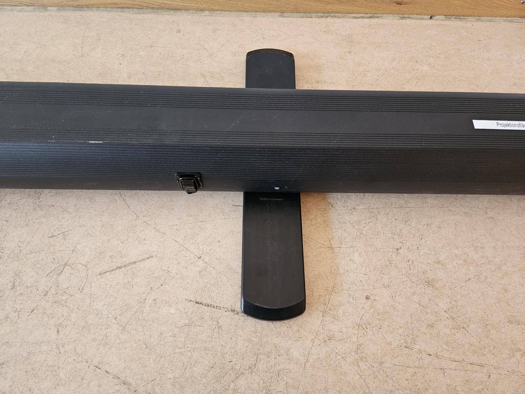 Leinwand mit auf 90° ausgeklappten Standfüßen