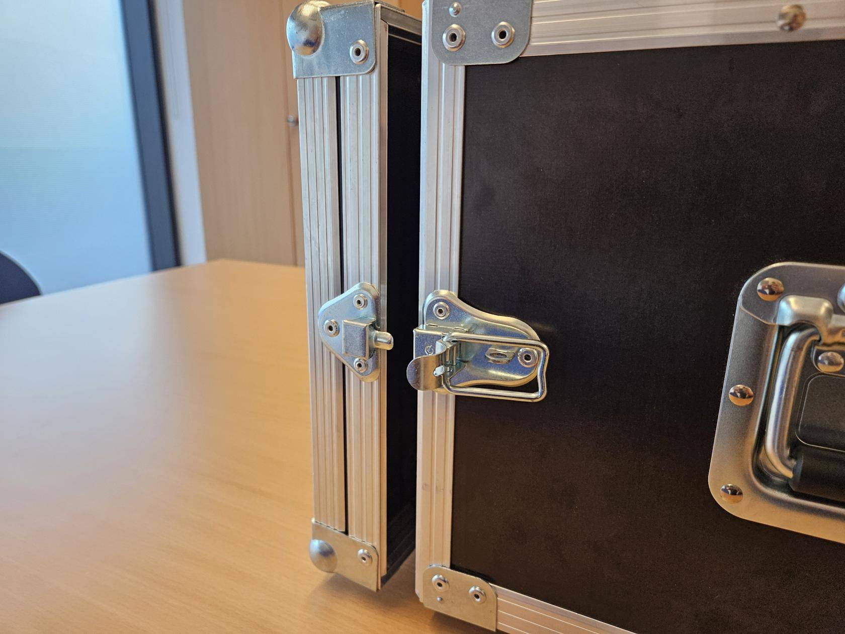 Seite des Mikrofonracks mit geöffnetem Blendenverschluss