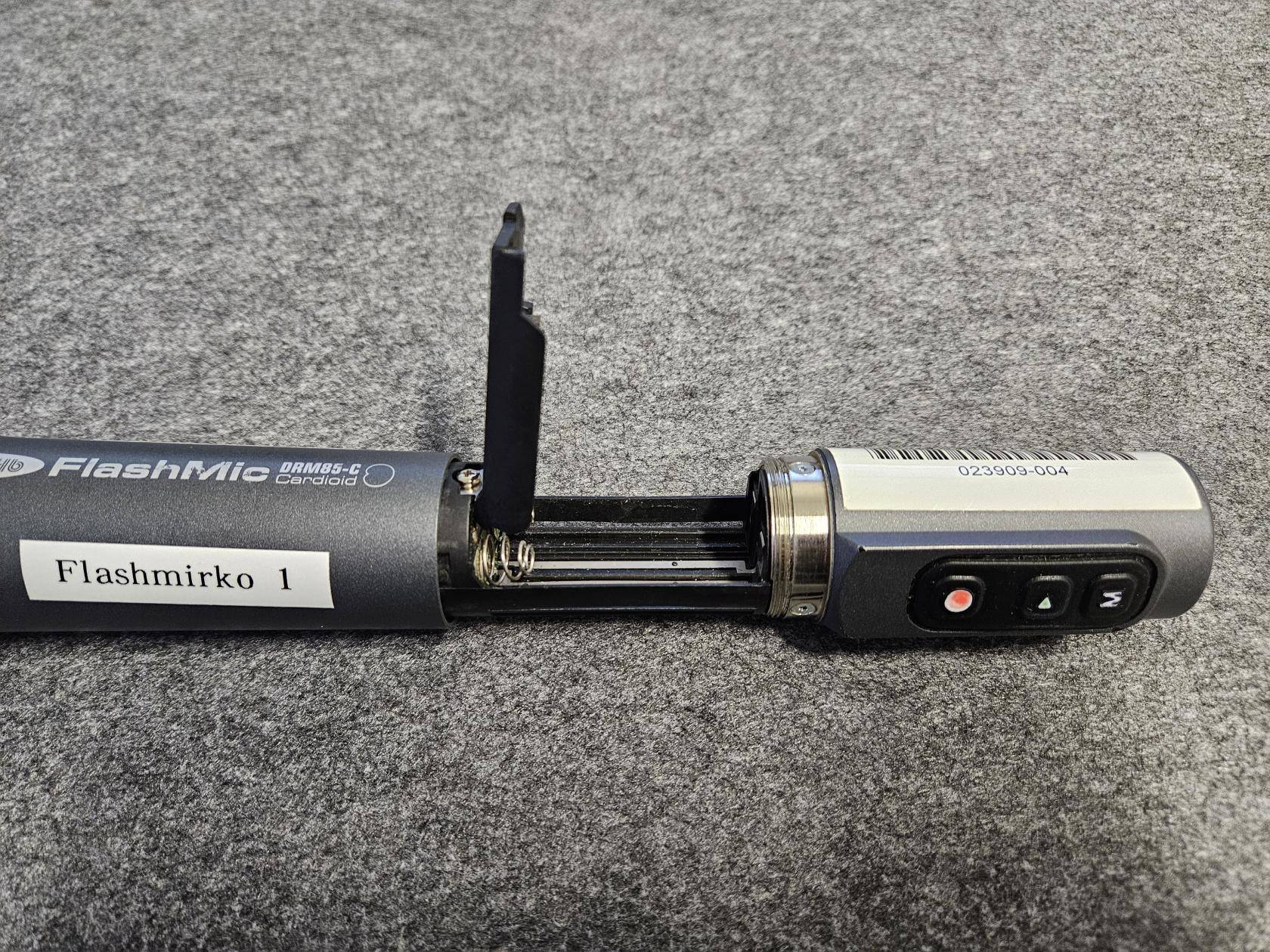 FlashMic mit geöffnetem Batteriefach