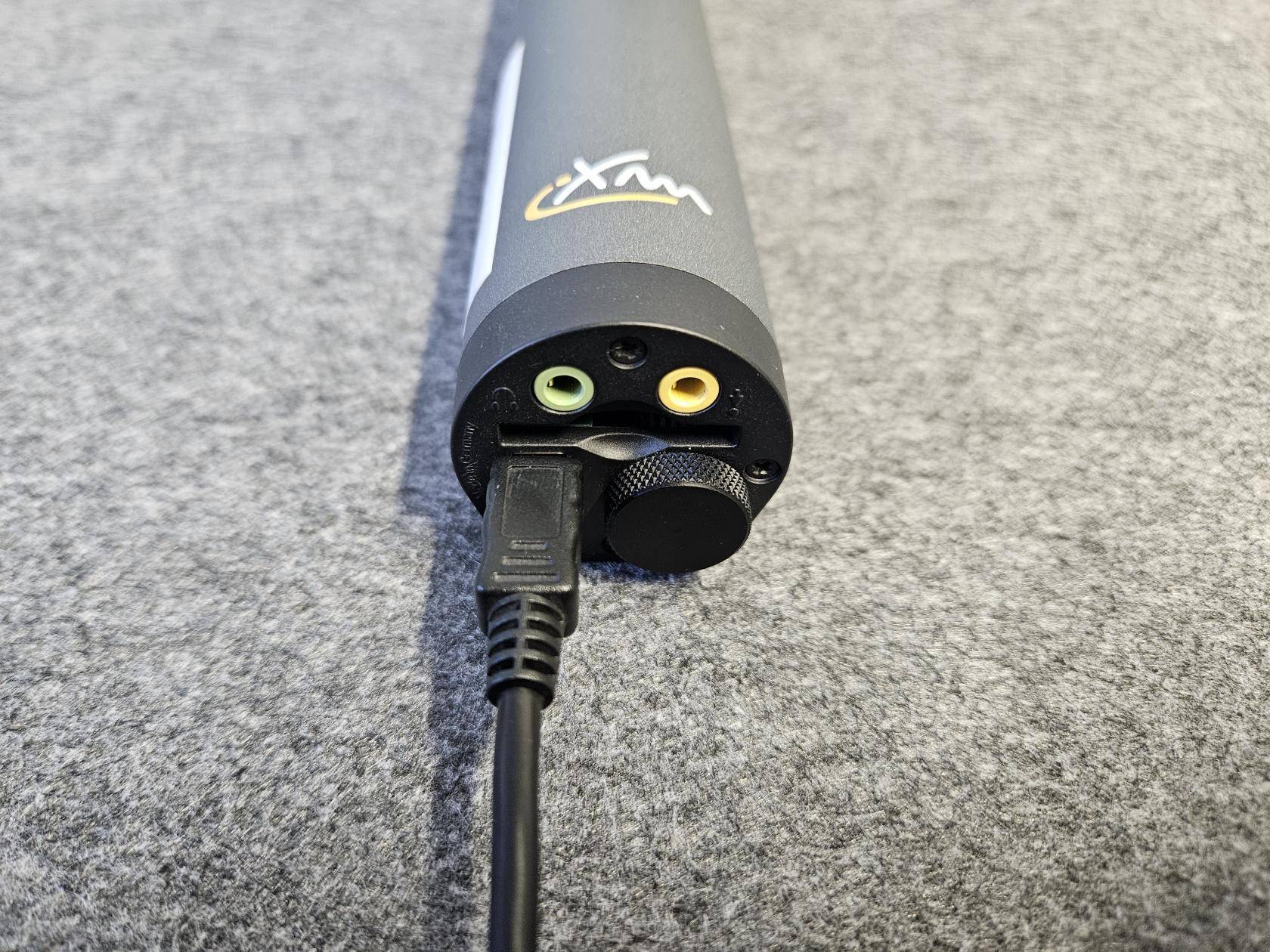 iXm mit angeschlossenem USB Kabel
