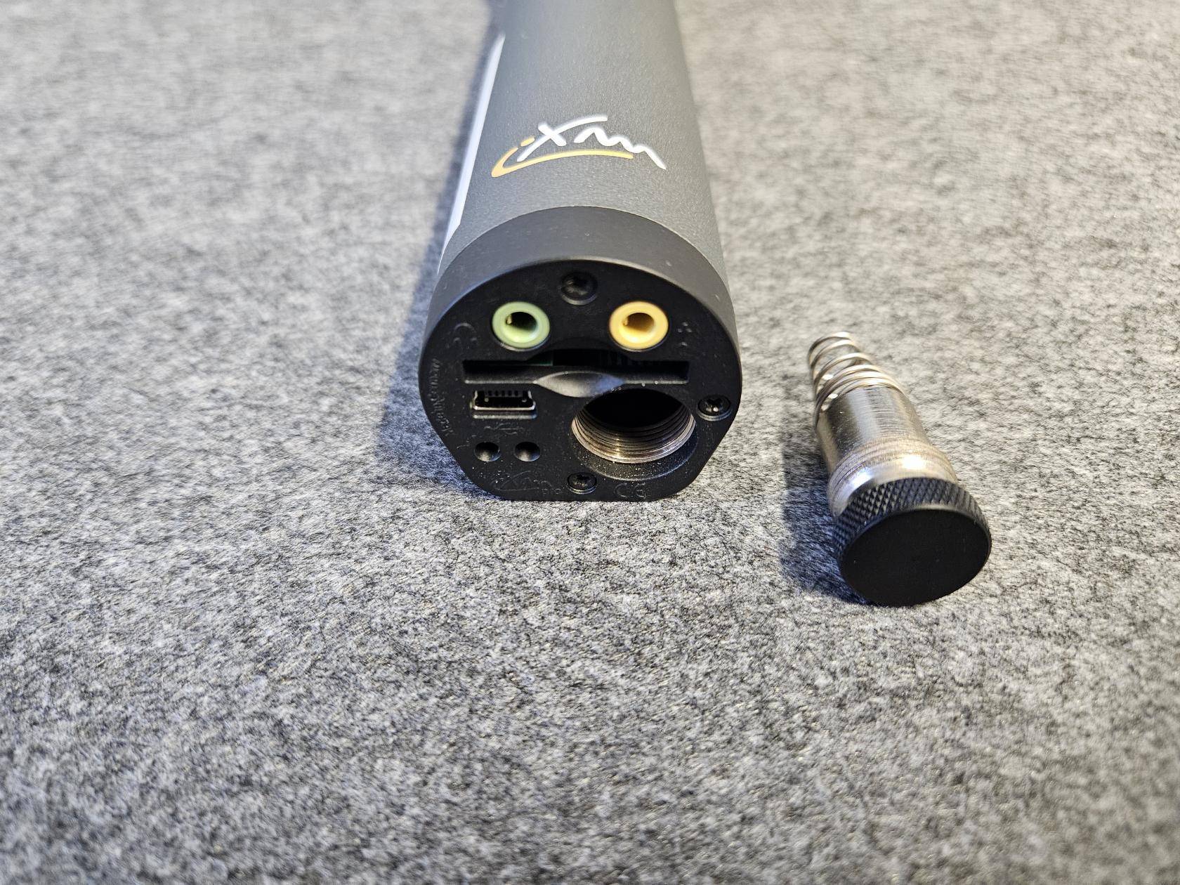 iXm Handmikrofon mit geöffnetem Batteriefach