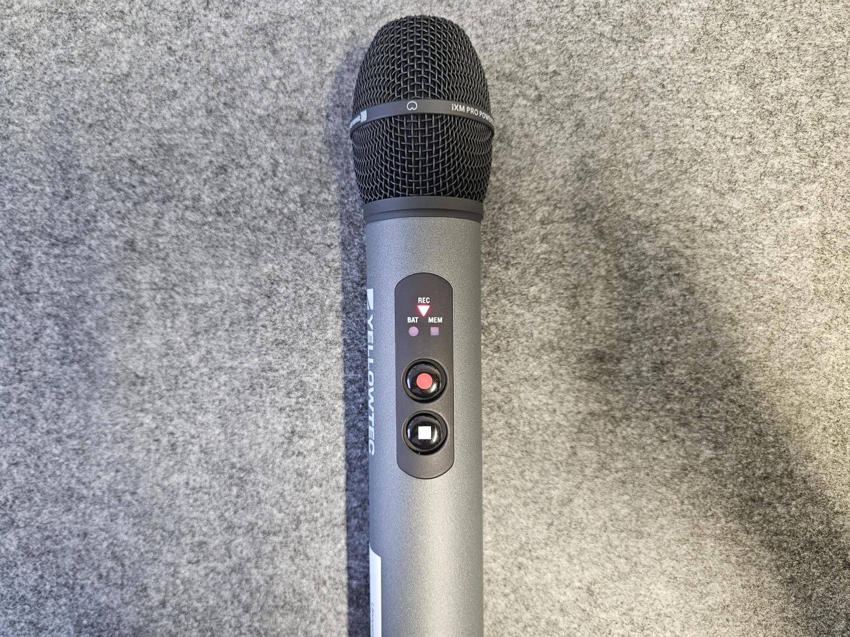 iXm Audiorecorder bei laufender Aufnahme mit leuchtender REC-LED