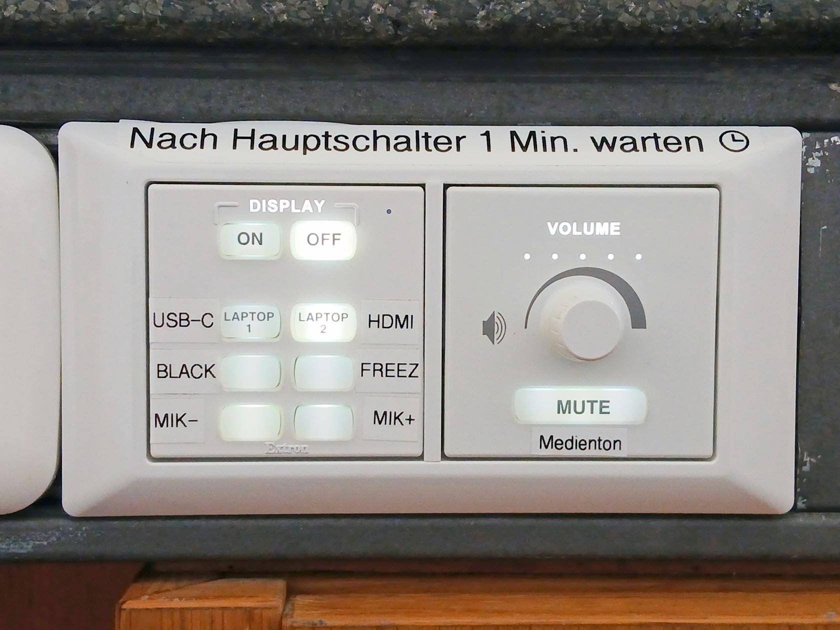 Raumsteuerung Pult Hörsaal Nord Übersicht 1 nah