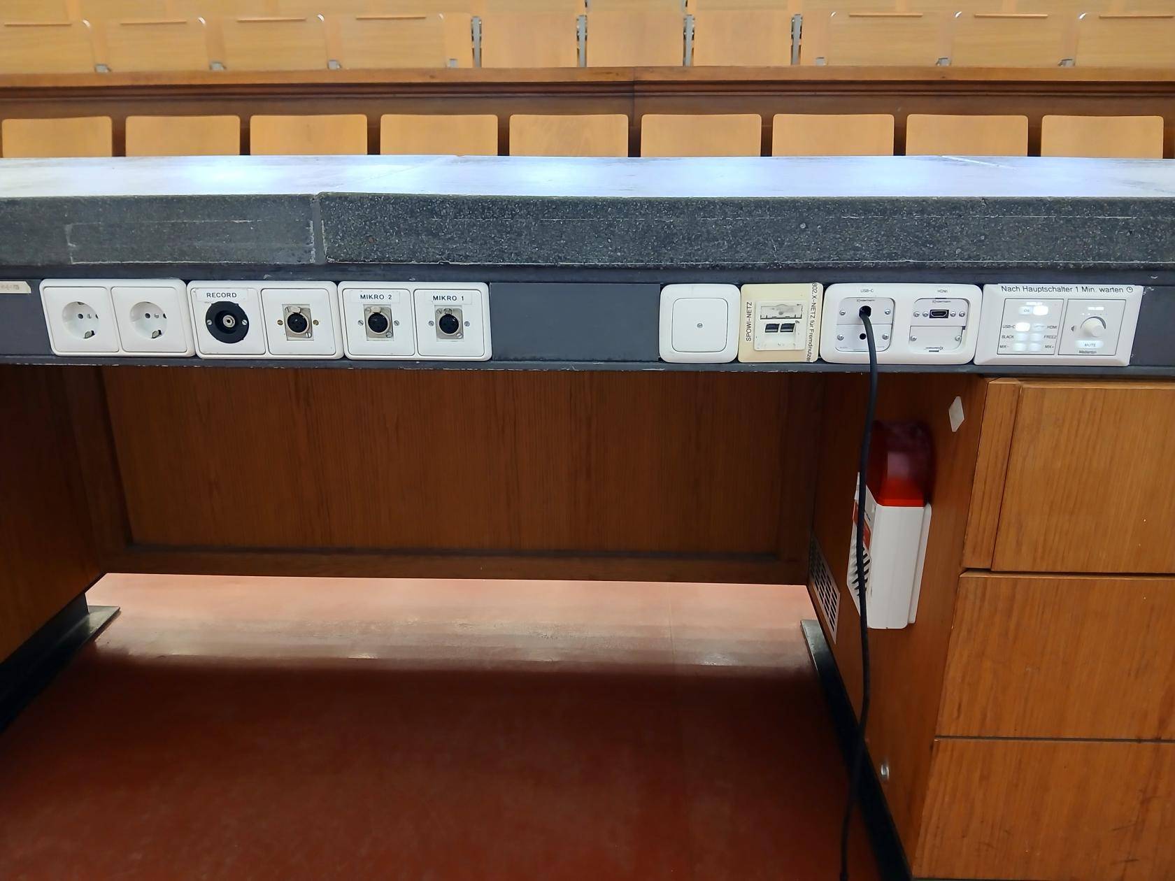 Raumsteuerung Pult Hörsaal Nord Übersicht 2