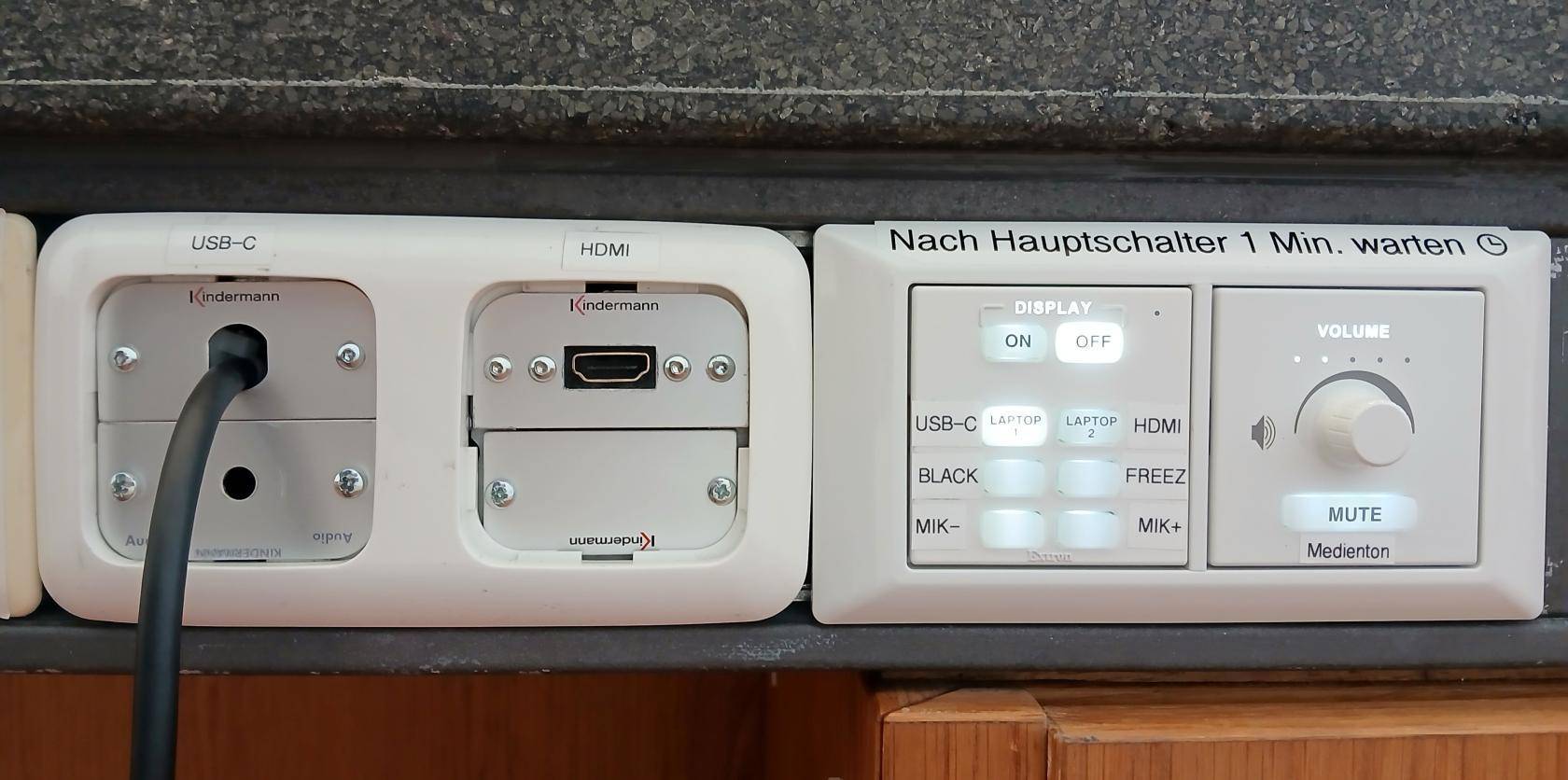 Anschlussfeld und Bedienfeld nebeneinander
