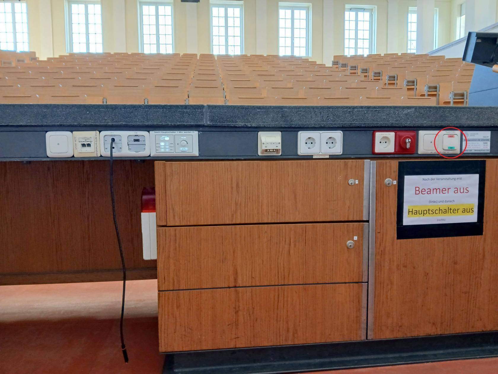 Raumsteuerung Pult Hörsaal Nord Übersicht