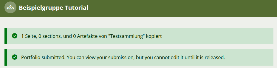 Screenshot der Hauptseite einer Mahara-Gruppe nach dem Bestätigen einer Einreichung. Es erscheinen zwei Textfelder mit "3 Seiten, 8 Blöcke und 0 Artefakte von "Beispielsammlung" kopiert" und "Portfolio submitted. You can view your submission" Die letzten 3 Worte als Link zum abgegebenen Portfolio.